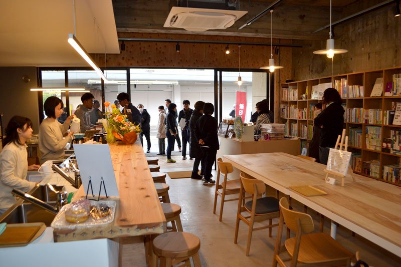 空き店舗にオープンした古本が並ぶカフェ。右側の一角は開業支援スペース＝千葉市花見川区
