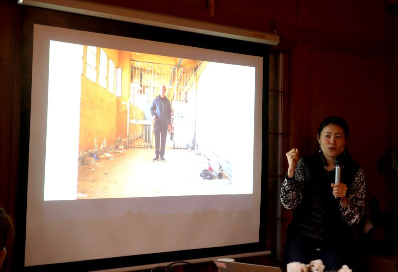 シリアに帰国してサイドナヤ刑務所を訪れた夫ラドワンさんの様子を、自ら撮影した写真で説明する小松さん＝３月、我孫子市