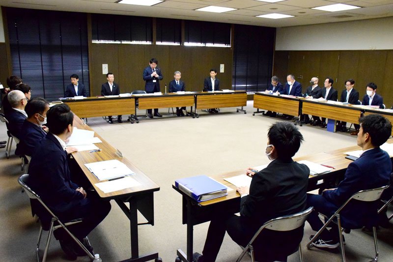水害のない街づくりプロジェクトチームの第２回会議の冒頭であいさつする市原淳市長＝１１日、茂原市役所