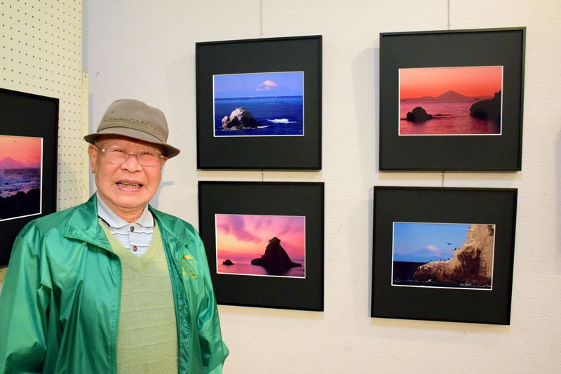 「房総の富士山」をテーマに作品を披露した成瀬さん＝茂原市立美術館・郷土資料館
