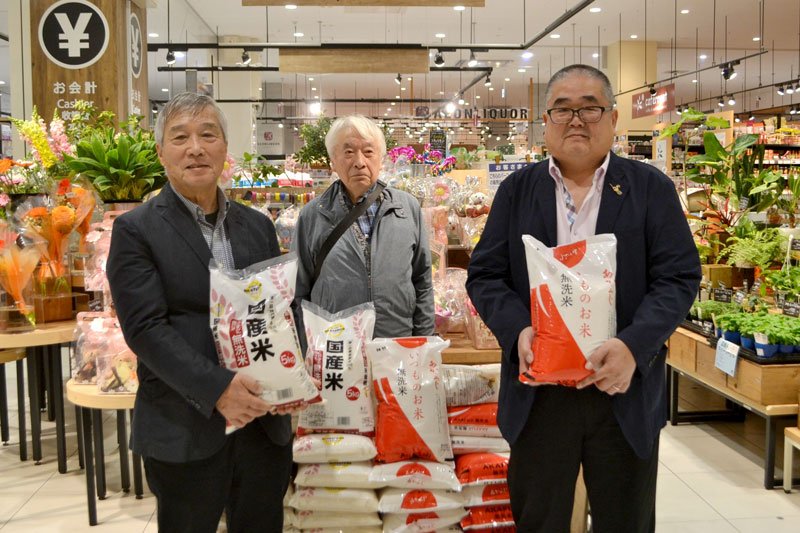 千葉市子ども食堂ネットワークの佐藤代表（右）にコメを寄贈した横尾会長（左）ら＝千葉市美浜区