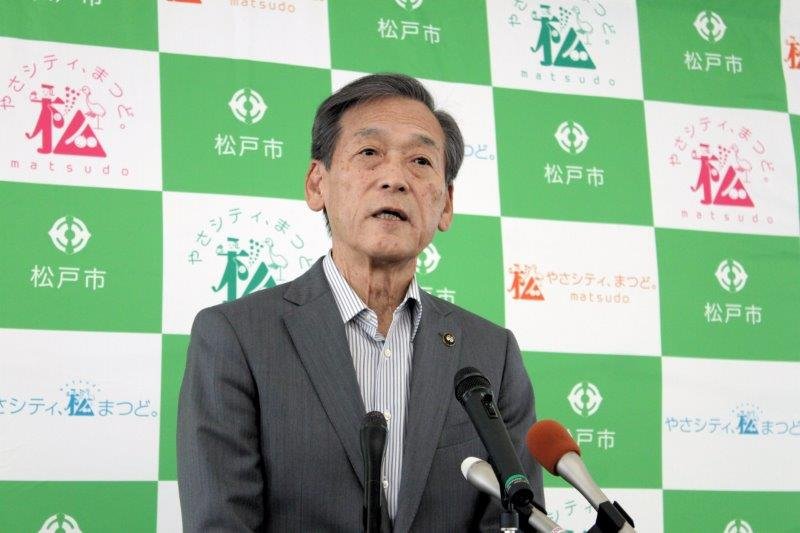 ６月２日付で辞職することを表明した松戸市の本郷谷市長＝１８日、松戸市役所