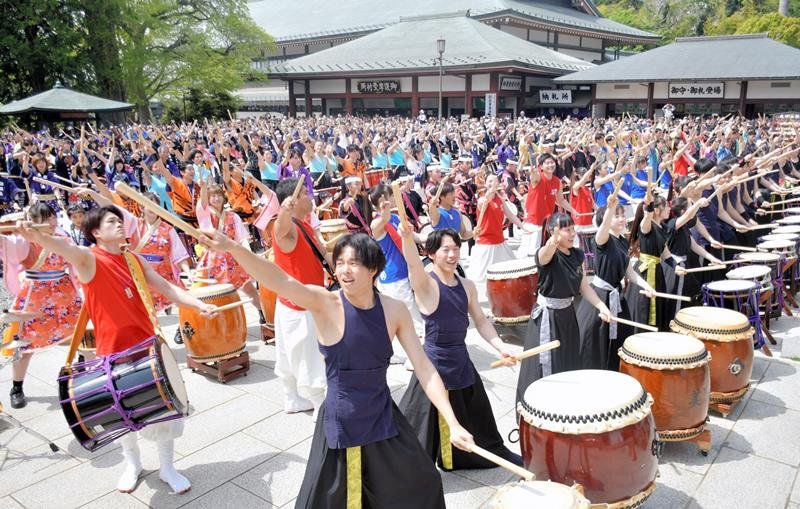 成田太鼓祭の幕開けを告げる千願華太鼓。各地から参加した大勢の演奏者が一斉に太鼓を打ち鳴らした＝１９日、成田市の成田山新勝寺
