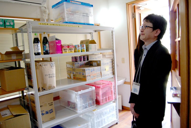 食品が運び込まれた建物内を見学する参加者＝１９日、千葉市花見川区検見川町の「千葉市フードバンクおいでん検見川」