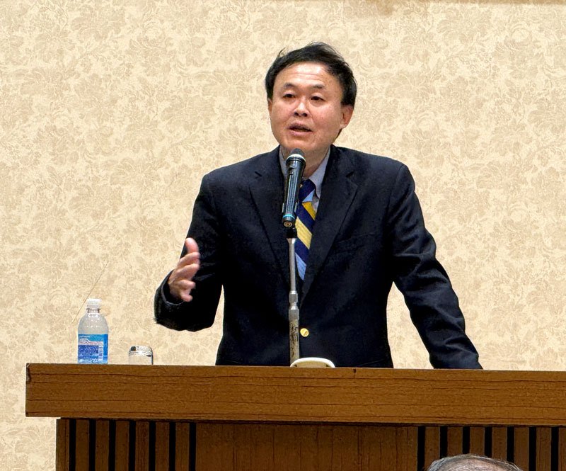 千葉政経懇話会４月例会で講演する渡辺氏＝２２日、千葉市中央区のホテル