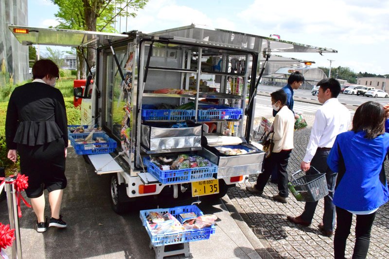 移動スーパーのＰＲ販売で列を作る人たち＝２２日、長柄町役場
