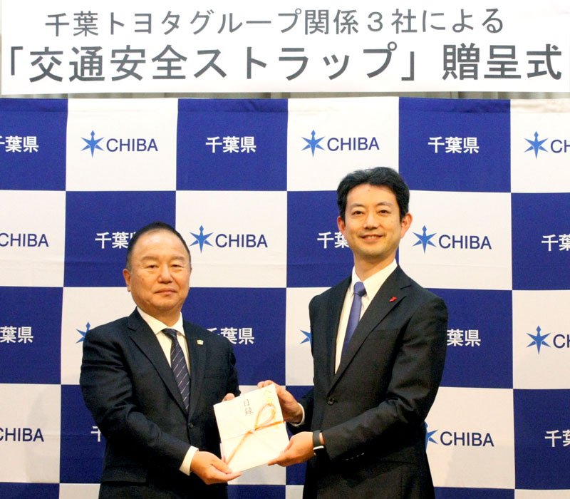 出野社長（左）から目録を受け取る熊谷知事＝２３日、県庁
