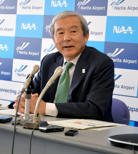成田空港の２０２４年度の運用について定例記者会見で説明するＮＡＡの田村社長＝２４日、成田市の同空港