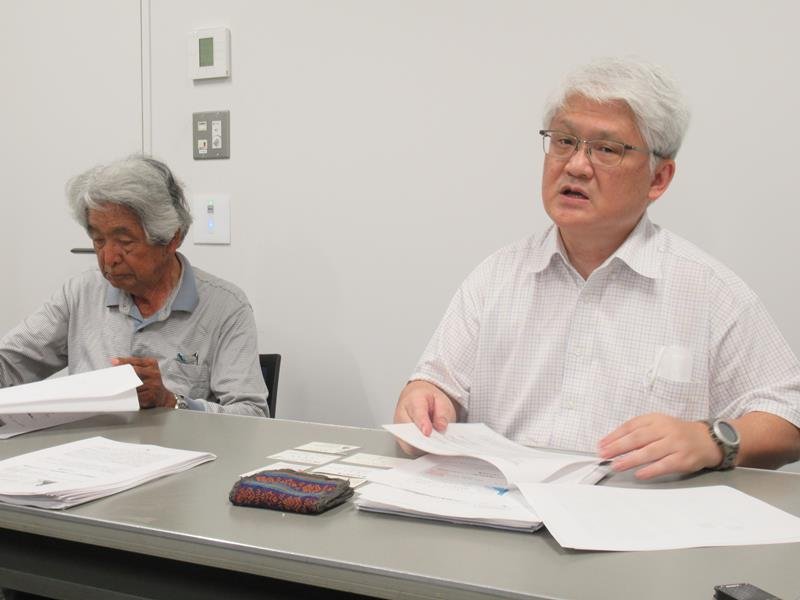 会見する「ラムサール・ネットワーク日本」の陣内隆之理事（右）＝２５日、市川市役所