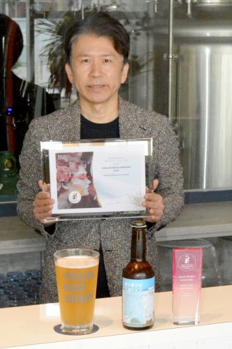 「波と香りのセッション」で国際品評会の日本産ビール部門最高賞を受賞したスリラービーチブルワリーの笠倉代表＝勝浦市