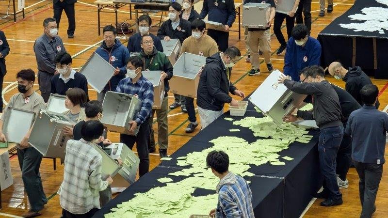 開票作業が進む銚子市長選＝２７日、銚子市