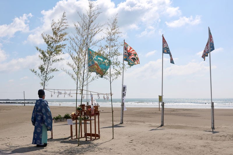 海開き式の中で行われた安全祈願祭＝２９日午前、九十九里町の片貝中央海岸