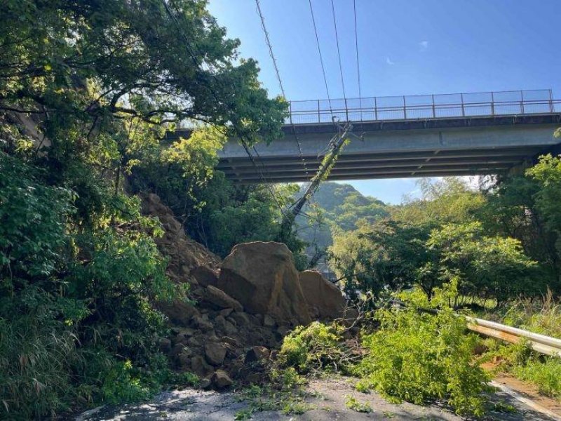 君津市内の国道４６５号でのり面が崩落した現場（千葉県提供）
