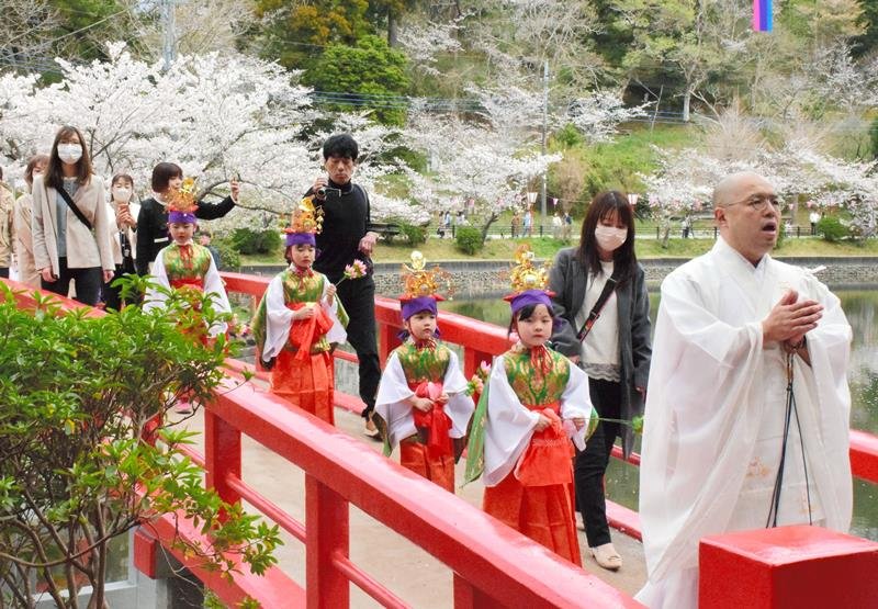 桜が満開の茂原公園を練り歩く子どもたち＝６日、茂原市