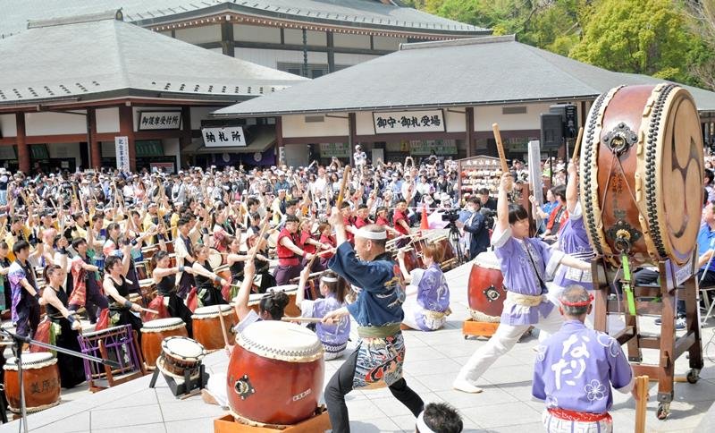 【写真複数あり】成田太鼓祭が開幕　５５０人打音響かせ　２０日はパレードも