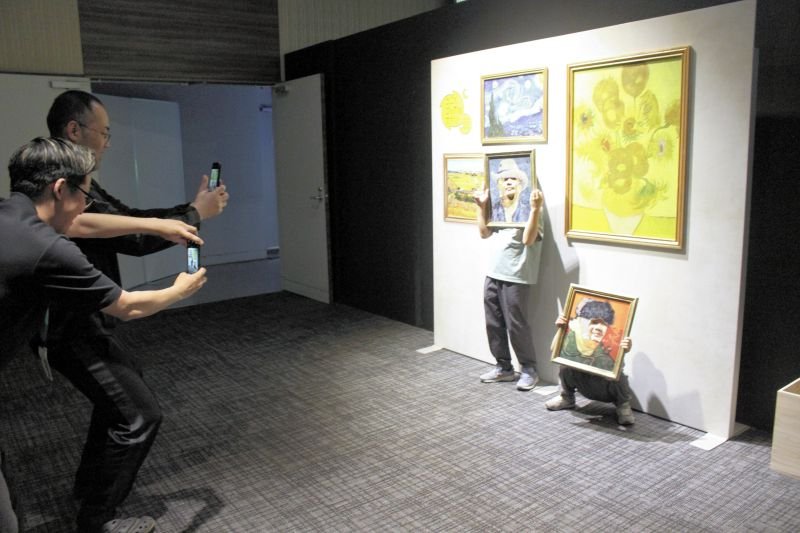 「うごくゴッホのせかい」展、幕張で開幕　家族連れらでにぎわう　自画像まばたき、花びら舞うデジタルアートも