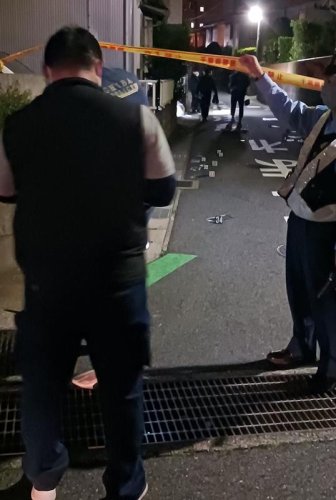 女性が倒れていた現場の路上付近を調べる捜査員＝１１日夜、千葉市若葉区若松町