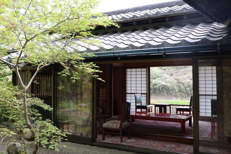 田園を一望できる見晴らし亭。景色を楽しみながら一休み＝４月、匝瑳市の松山庭園美術館
