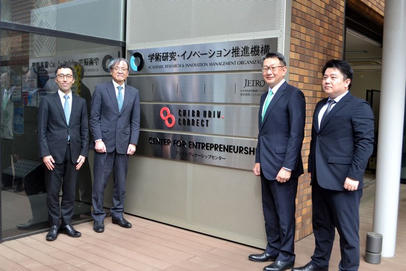 完全子会社「千葉大学コネクト」の設立を発表した横手学長（左から３人目）ら＝千葉市稲毛区の千葉大学西千葉キャンパス