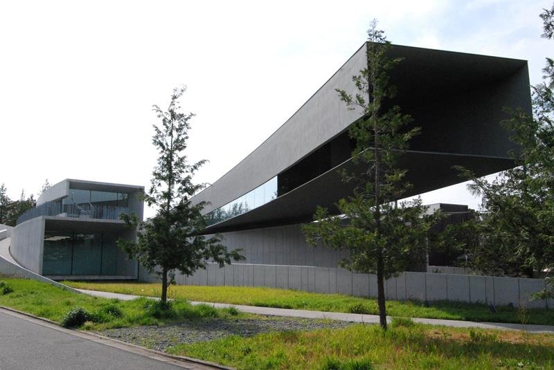 金属の筒が突き出たような不思議な外観。周辺に生える芝生は、昭和の森公園と同じものを植えているという＝４月、千葉市緑区あすみが丘東のホキ美術館
