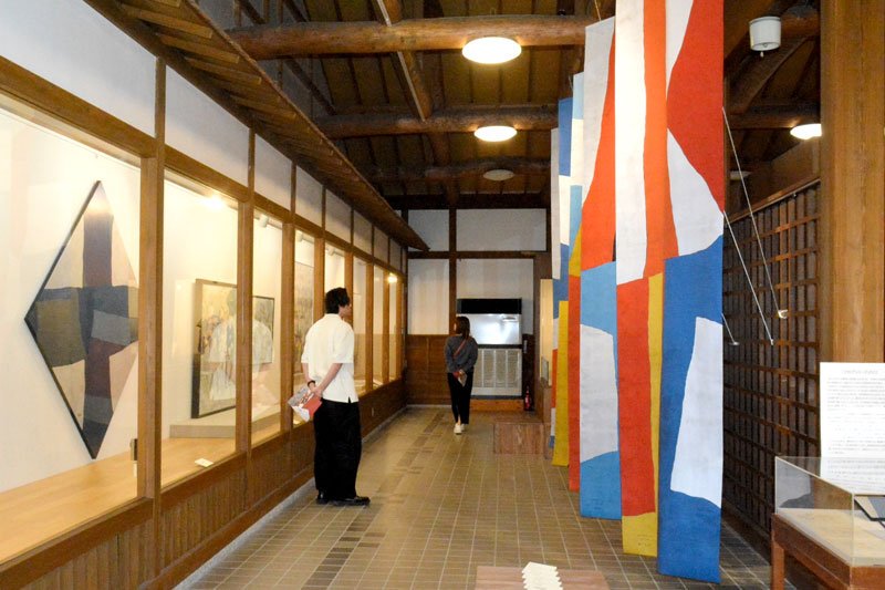 田園の美術館で開かれている特別展「旌旗蔽空」。ミズさんの色鮮やかなフラッグ５枚も紹介している＝いすみ市