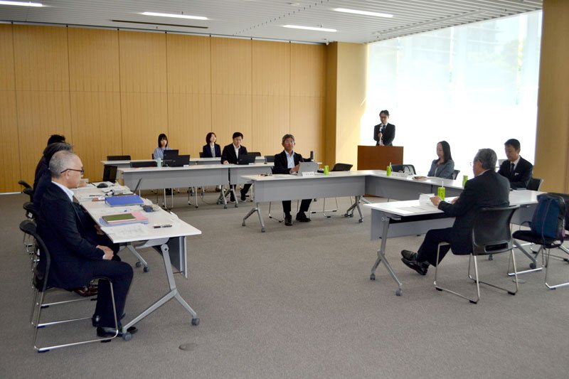 市独自で宿泊税を上乗せするか検討する観光振興検討会議＝３０日、千葉市役所
