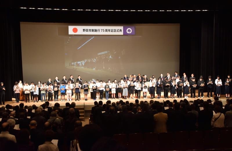 記念式典で市歌を斉唱する児童生徒ら＝３日、野田市
