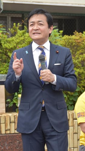 街頭演説する国民民主党の玉木代表＝４日、ＪＲ津田沼駅北口
