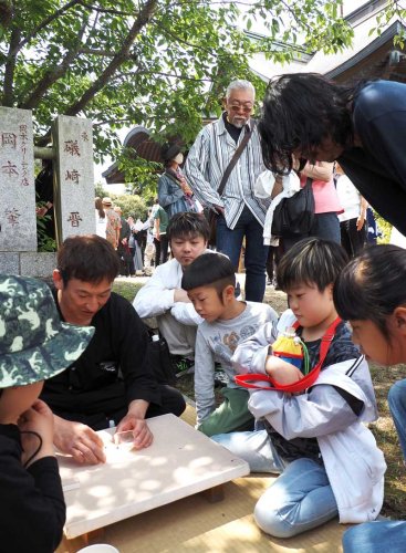 大人も子どもも一喜一憂した小さなクモの対戦＝４日、富津市
