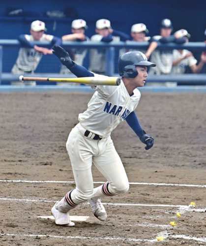 ８回表習志野2死満塁、林が右翼線へ2点二塁打を放つ