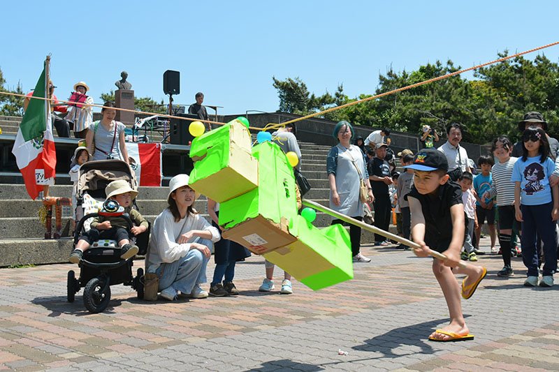 メキシコの祝い事に登場するピニャータ。段ボールで作られた箱を棒でたたき割ると、中から菓子が飛び出した＝５日、御宿町