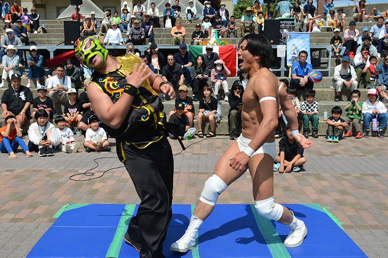 御宿でメキシコの祝日「シンコ・デ・マヨ」　友好国の文化満喫　くす玉割り、プロレス、料理…