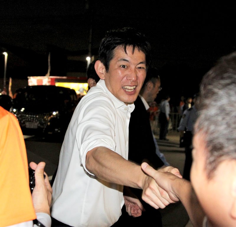 昨年９月の自民党総裁選で、街頭演説終了後に支持者と握手を交わす小林氏＝千葉市花見川区