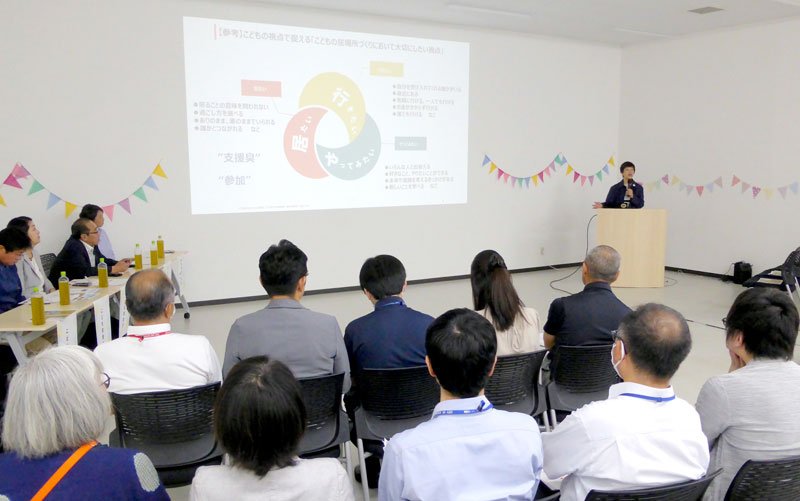 子ども居場所づくりにおける大切な視点について話すこども家庭庁の安藤広報推進官＝市原市の「ウエルコミ」