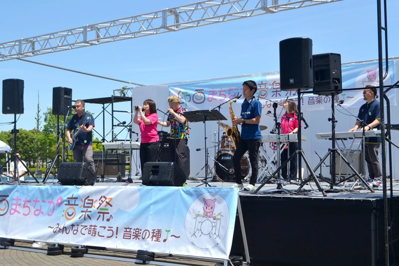 印西牧の原駅周辺に設けられた特設ステージで演奏するバンド＝印西市