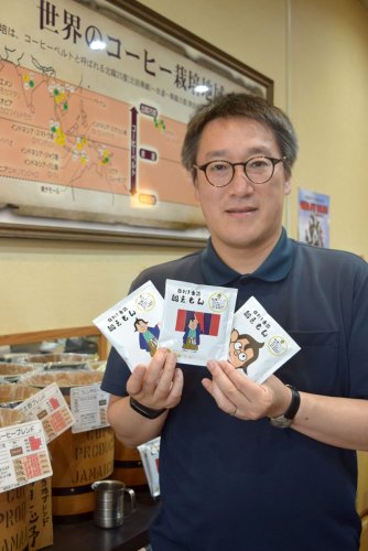 船えもんとコラボしたコーヒー「船橋ブレンド」を手にする大塚さん＝船橋市