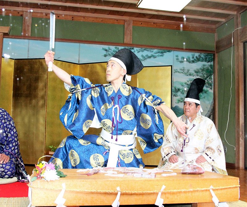 【動画あり】熟練技でマダイさばく　五穀豊穣、豊漁を祈願　南房総・高家神社で「庖丁式」
