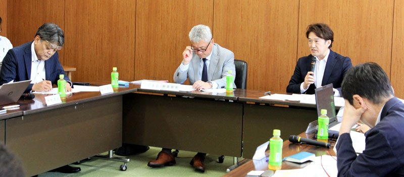 宿泊税検討委員会で発言する関谷委員長（右から２人目）＝２０日、南房総市