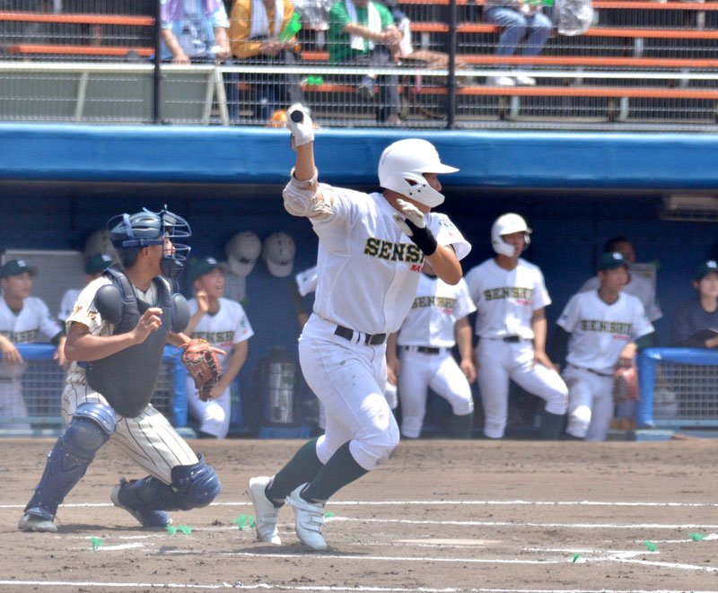 専大松戸－桐生第一　６回裏専大松戸２死二塁、吉岡が左前適時打を放つ＝ノーブルホームスタジアム水戸