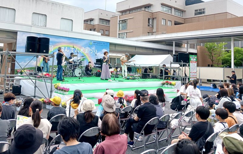 特設ステージではバンド演奏などが行われた＝東金市