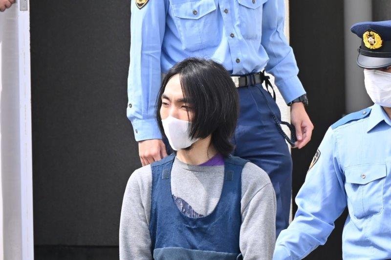 送検のため船橋署を出る和田敢士容疑者＝２１日午前８時５５分ごろ、船橋市