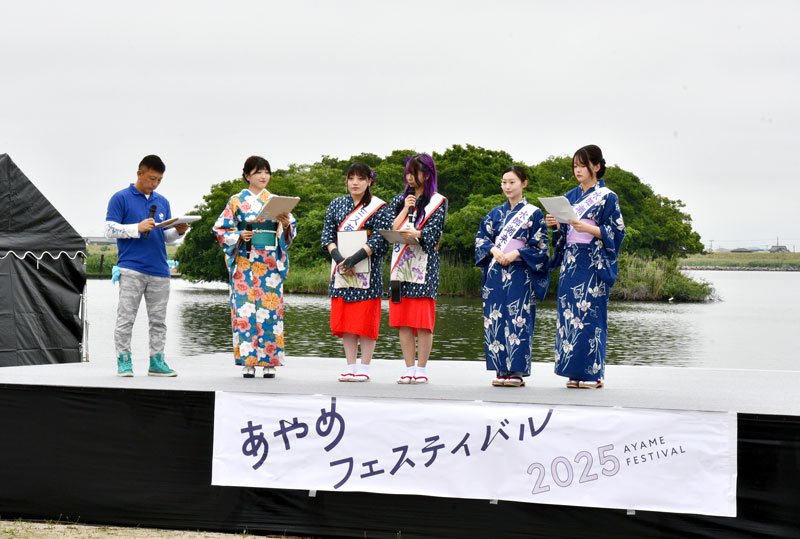 香取市と潮来市で開かれている「あやめ祭り」を宣伝するミスあやめ（中央２人）とあやめ娘（右２人）＝２５日、香取市