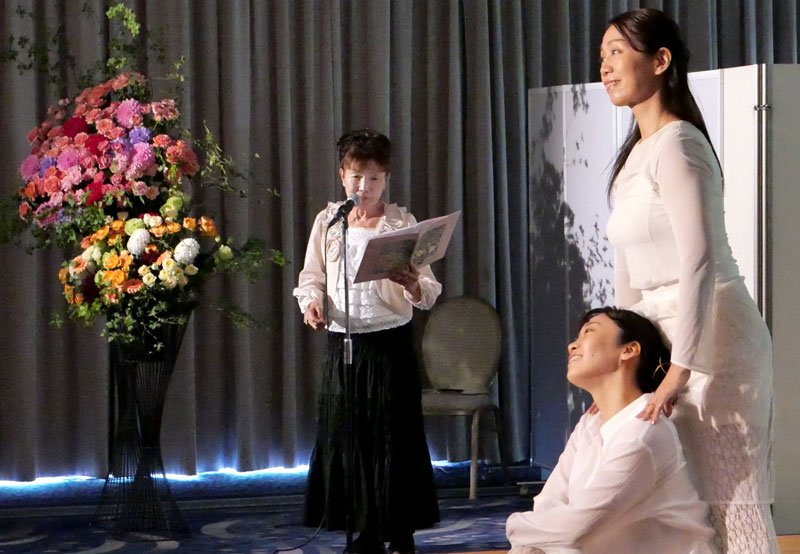 音楽とダンスに合わせ詩を朗読する近藤さん（左）＝２５日、千葉市中央区