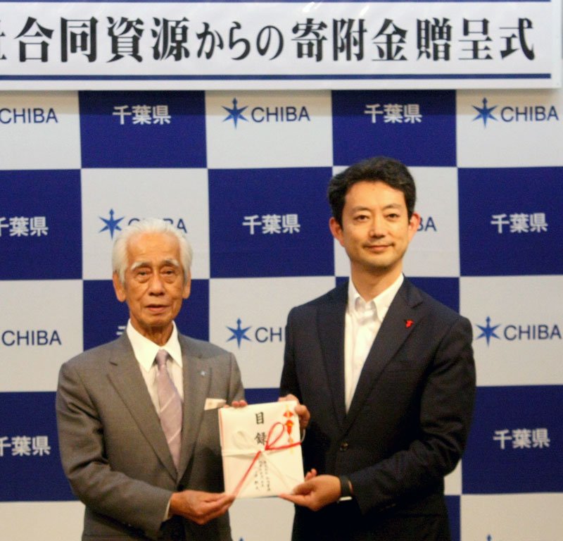 熊谷知事（右）に目録を手渡す山ノ井社長＝３０日、県庁