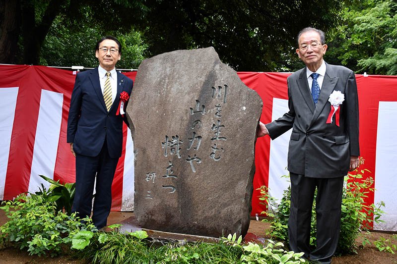 句碑の設置を喜ぶ能村さん（右）。左は田中市長＝３１日、市川市の里見公園