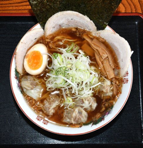 看板メニューの「ワンタンチャーシュー麺」