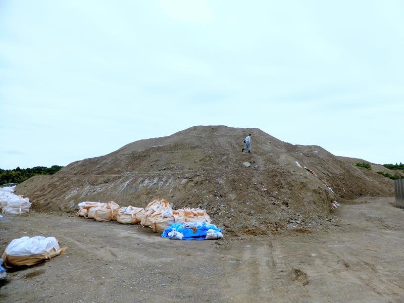 無許可で埋め立てられた残土。高さは最大で１７メートルに達し、これまでに砂ぼこりや崩落なども発生している＝２３日、市原市海保