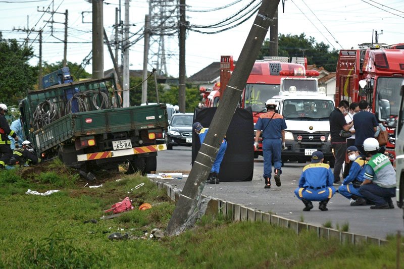 事故の惨状が残る現場を調べる県警の捜査員。ランドセルや校帽、水筒などが散乱していた＝６月２８日午後５時２０分ごろ、八街市八街は