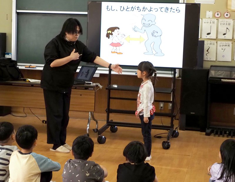 不審者対策の「いかのおすし」を学ぶ環小の新１年生＝富津市