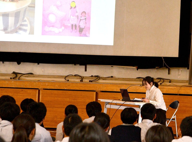 交通事故で娘の音織さんを亡くしたことについて思いを語る安藤さん＝多古町の県立多古高校